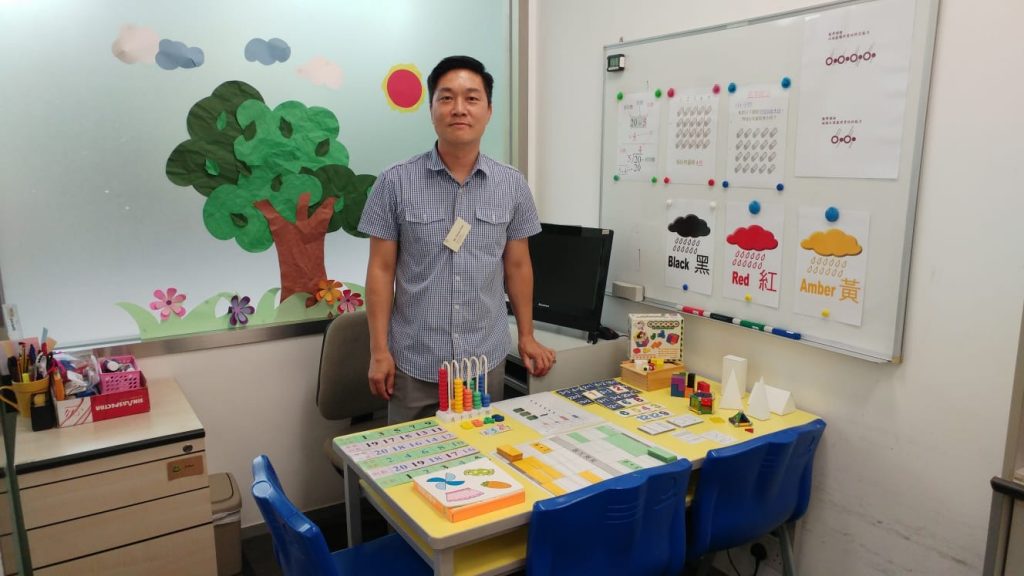 陳Sir向家長展示教學用的教材。